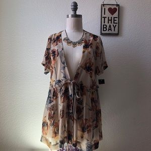 NWT Audrey 3+1 Floral Kimono